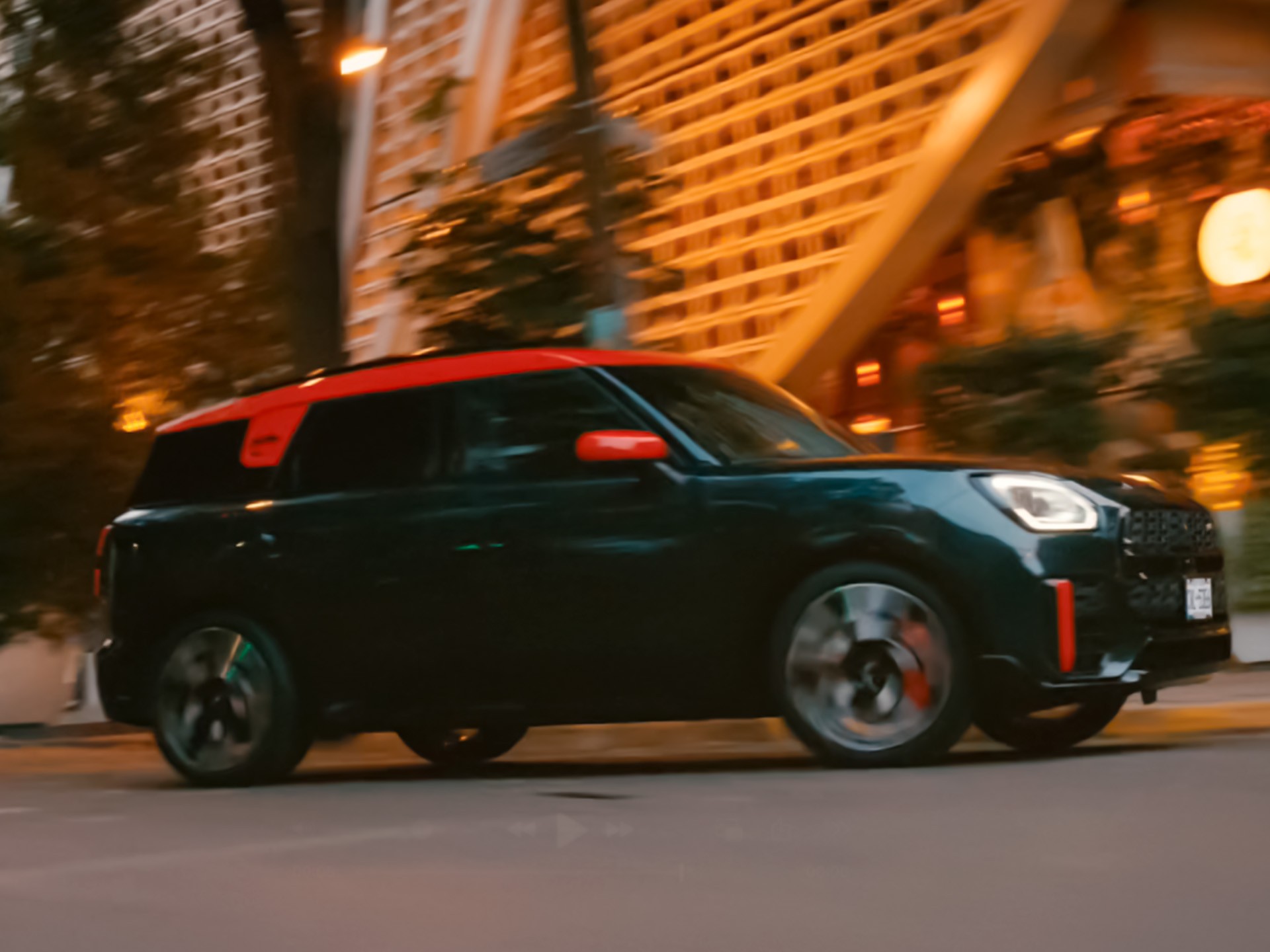 MINI John Cooper Works - Vista Frontal do JCW de alto desempenho.